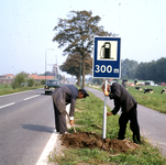 846092 Afbeelding van de plaatsing van een verkeersbord (voor de aankondiging van een benzinepomp) langs de Willeskop ...
